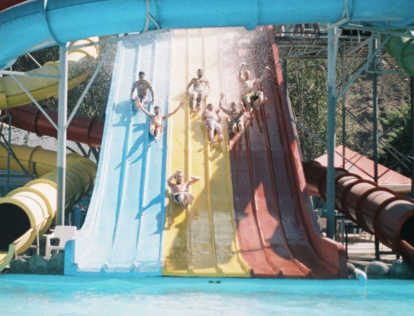 Des personnes qui glissent sur des toboggans aquatiques dans un parc aquatique.