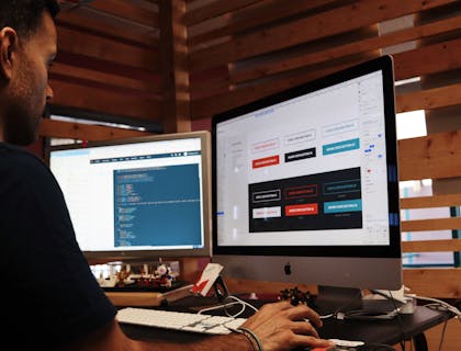 Un hombre ocupado trabajando en un nuevo diseño de sitio web.