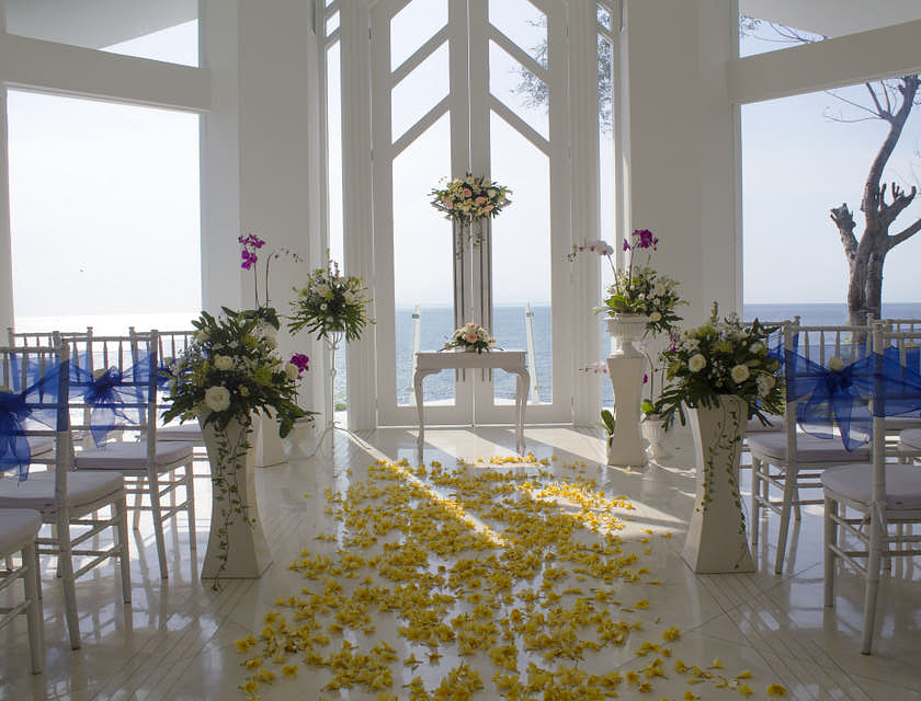 Une salle de mariage mise en place et prête pour le début de la cérémonie d'un mariage.