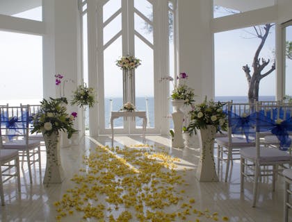 Un lugar decorado y listo para que comience una ceremonia en un negocio de lugares para bodas.