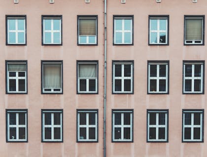 Diversas janelas de um prédio.