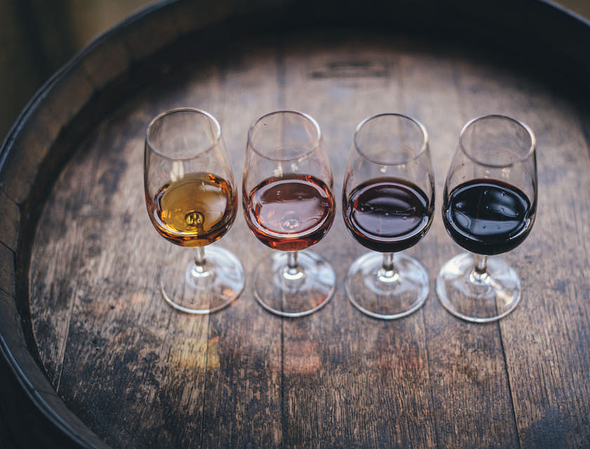 Copas de vino sobre un barril en un negocio de cursos de cata de vino.