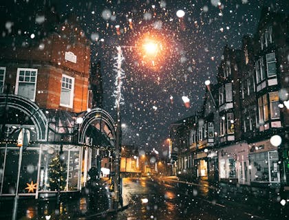 La neige tombe sur une ville qui a été hivernée pour la saison.