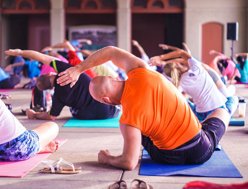 Um grupo de pessoas em uma academia de yoga.