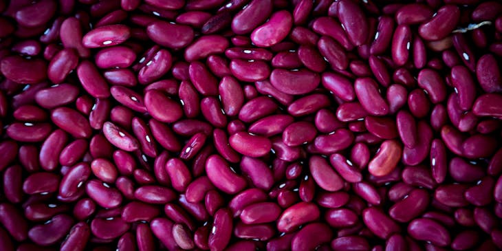 Un puñado de porotos rosas en un restaurante de porotos