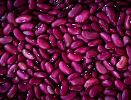 Un puñado de porotos rosas en un restaurante de porotos