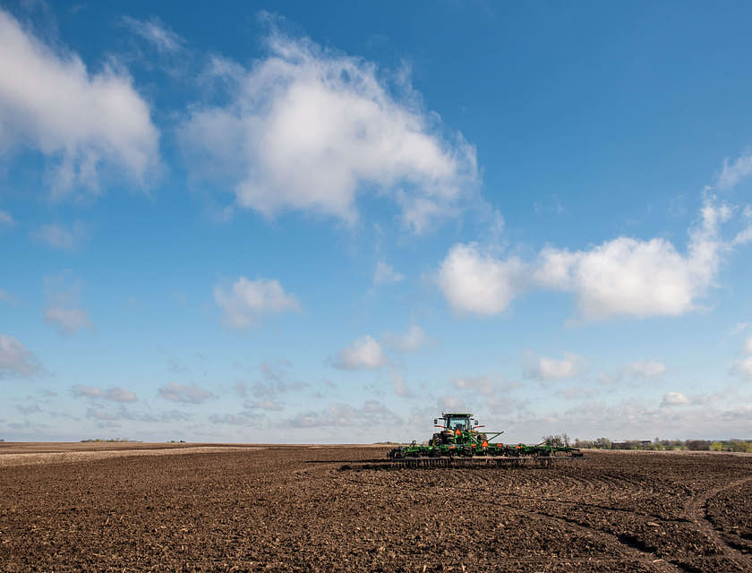 La imagen de un tractor en un campo en una empresa de Nebraska.