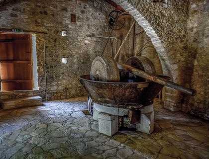 Un antico frantoio in pietra.