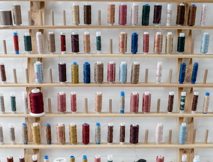 Alcune bobine di filo da cucito assortite e di tutti i colori esposte in una merceria.
