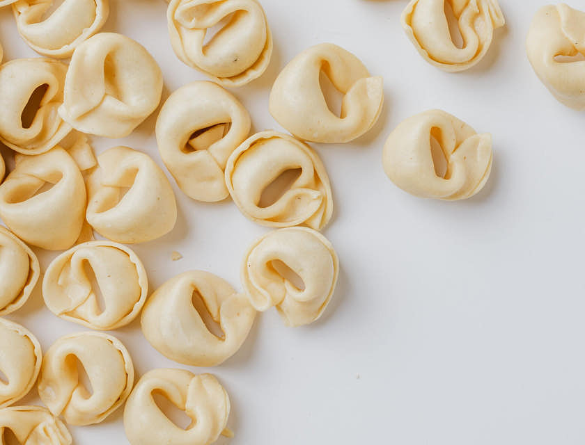 Cappelletti o tortellini sopra un tavolo di una cucina di un ristorante emiliano.