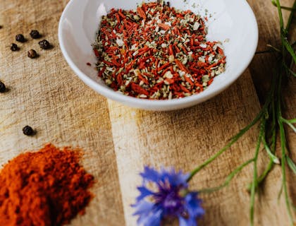 Un piatto con dello zafferano sopra un tavolo di una cucina di un ristorante milanese.