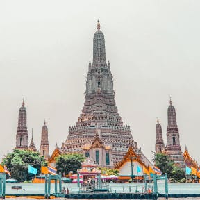 Menciona sitios turísticos.