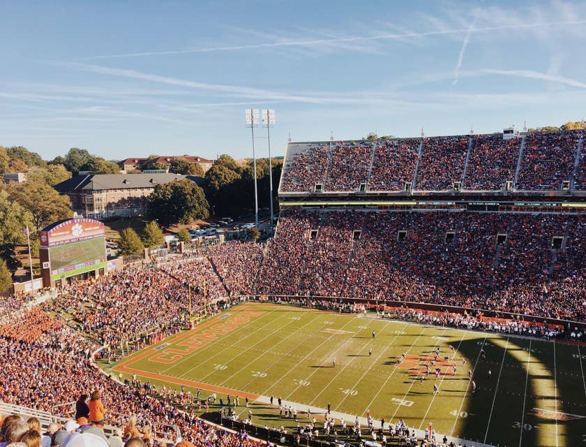 Estadio de fútbol en Carolina del Sur con un partido en curso durante el día.