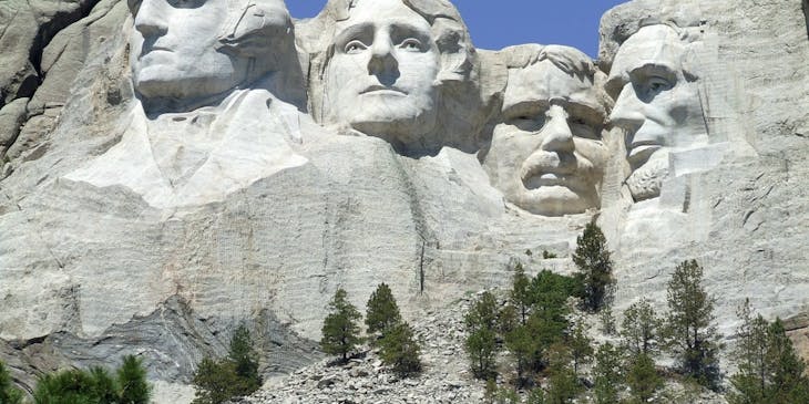 Caras de cuatro presidentes de los Estados Unidos esculpidas en granito en Monte Rushmore, Dakota del Sur.