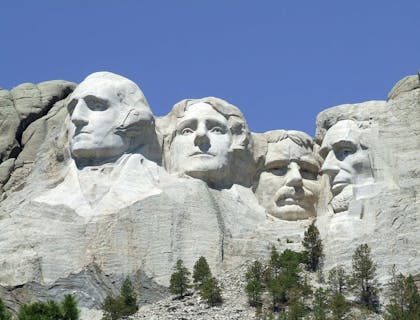 Caras de cuatro presidentes de los Estados Unidos esculpidas en granito en Monte Rushmore, Dakota del Sur.