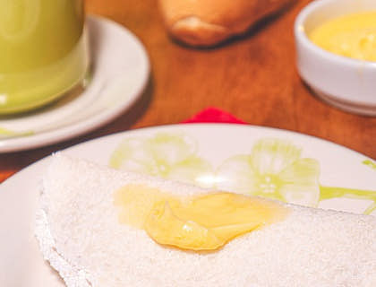 Prato com uma tapioca com manteiga em cima.