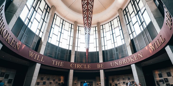 Una persona de pie en el centro de un museo en Tennessee.