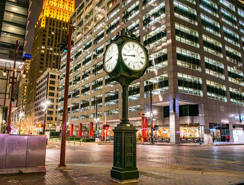 La imagen de un reloj grande al lado de un semáforo en un negocio en Texas.