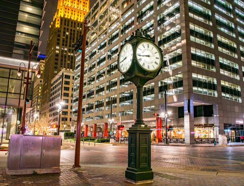 La imagen de un reloj grande al lado de un semáforo en un negocio en Texas.