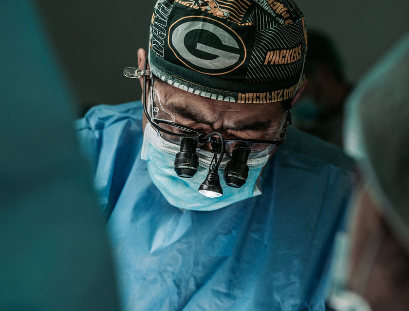 Urologistas focados durante uma cirurgia.