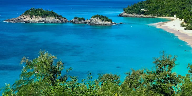 La imagen de una costa de arena blanca a lo largo de Trunk Beach en una empresa de las Islas Vírgenes.