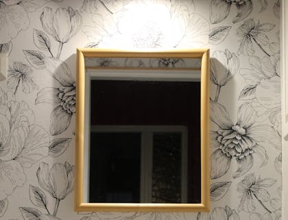 Papel tapiz floreado de fondo blanco en la pared del baño de un negocio de papel tapiz.