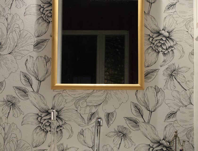 Un papier peint aux motifs floraux dans une salle de bains.