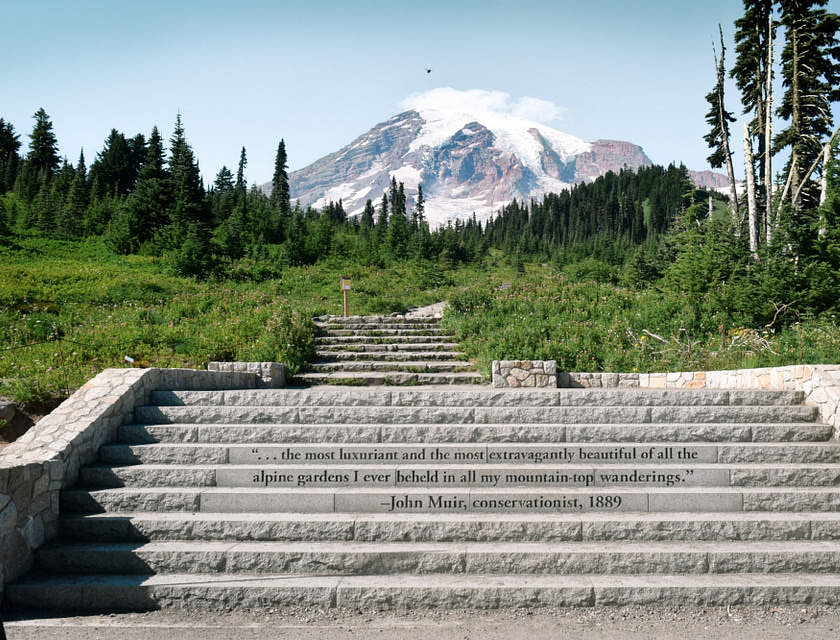 La imagen de una escalera de concreto del Parque Nacional Monte Rainier en una empresa de Washington.