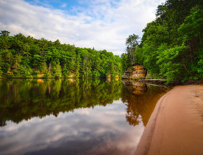 Aguas claras de la reserva Wisconsin Dells con árboles circundantes.