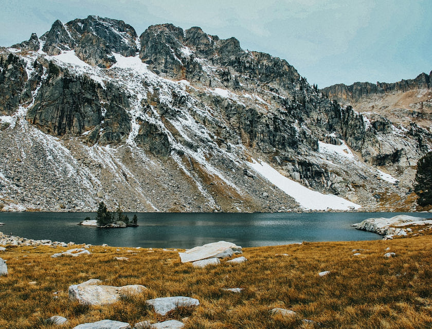 La imagen de montañas cubiertas de nieve del Parque Nacional Grand Teton en una empresa de Wyoming.