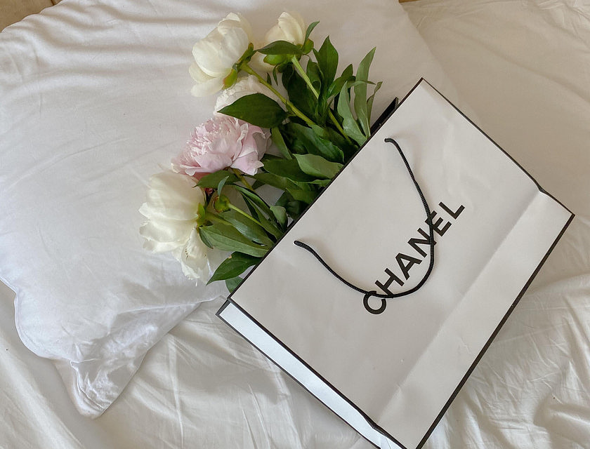 Una bolsa de regalo de la marca "Chanel" con un nombre de dos sílabas.