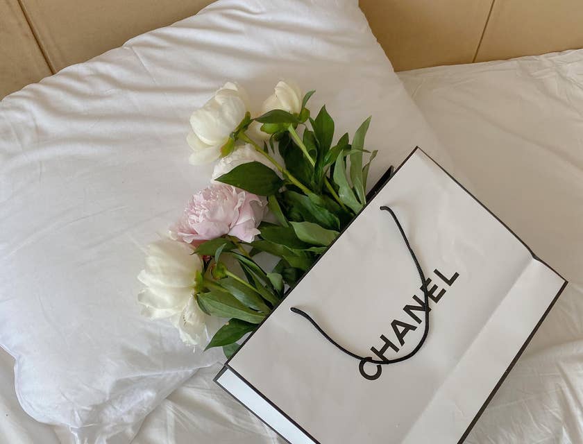 Un sac cadeau sur lequel figure la marque à deux syllabes "Chanel".